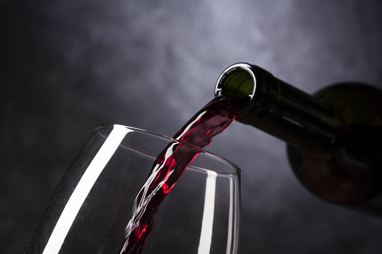 Investir dans le vin : Les avantages et les risques d'investir dans le vin et comment choisir les bons crus pour investir