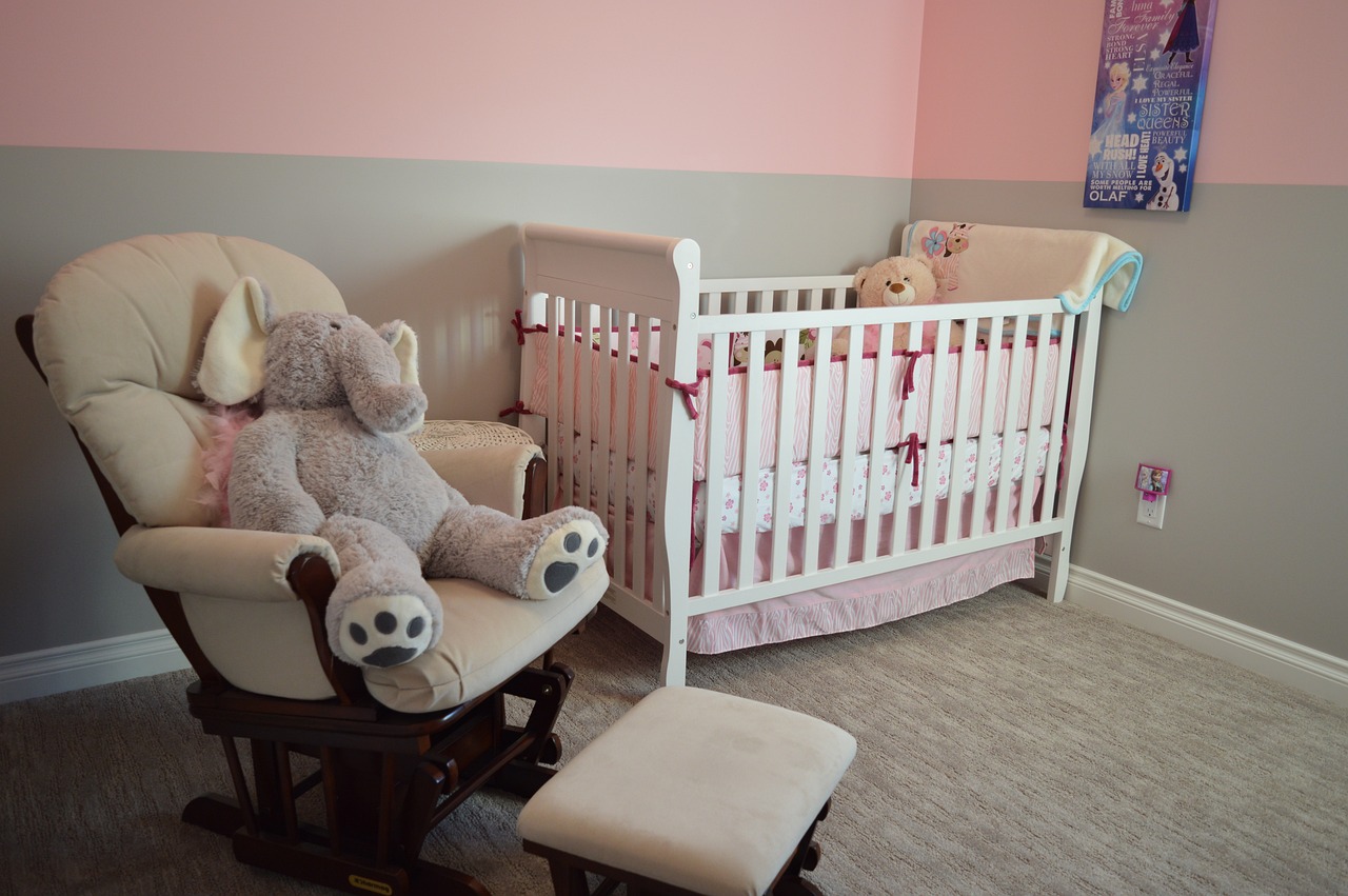 Quelles sont les idées de décoration pour créer une chambre de bébé fille douce et féminine ?
